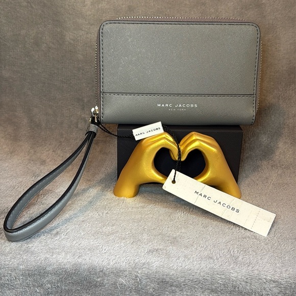 🩶MARC JACOBS🩶Grey Saffiano Leather Zip Around Phone Wristlet/NWT